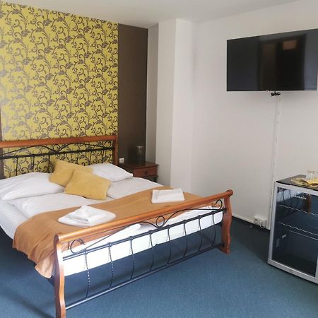 Hotel Diana Nove Mesto nad Vahom Ngoại thất bức ảnh