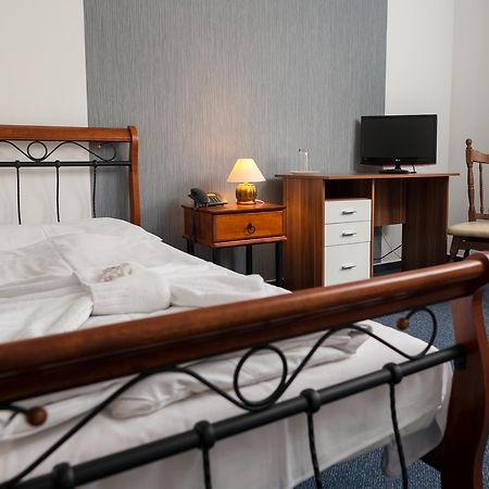 Hotel Diana Nove Mesto nad Vahom Ngoại thất bức ảnh