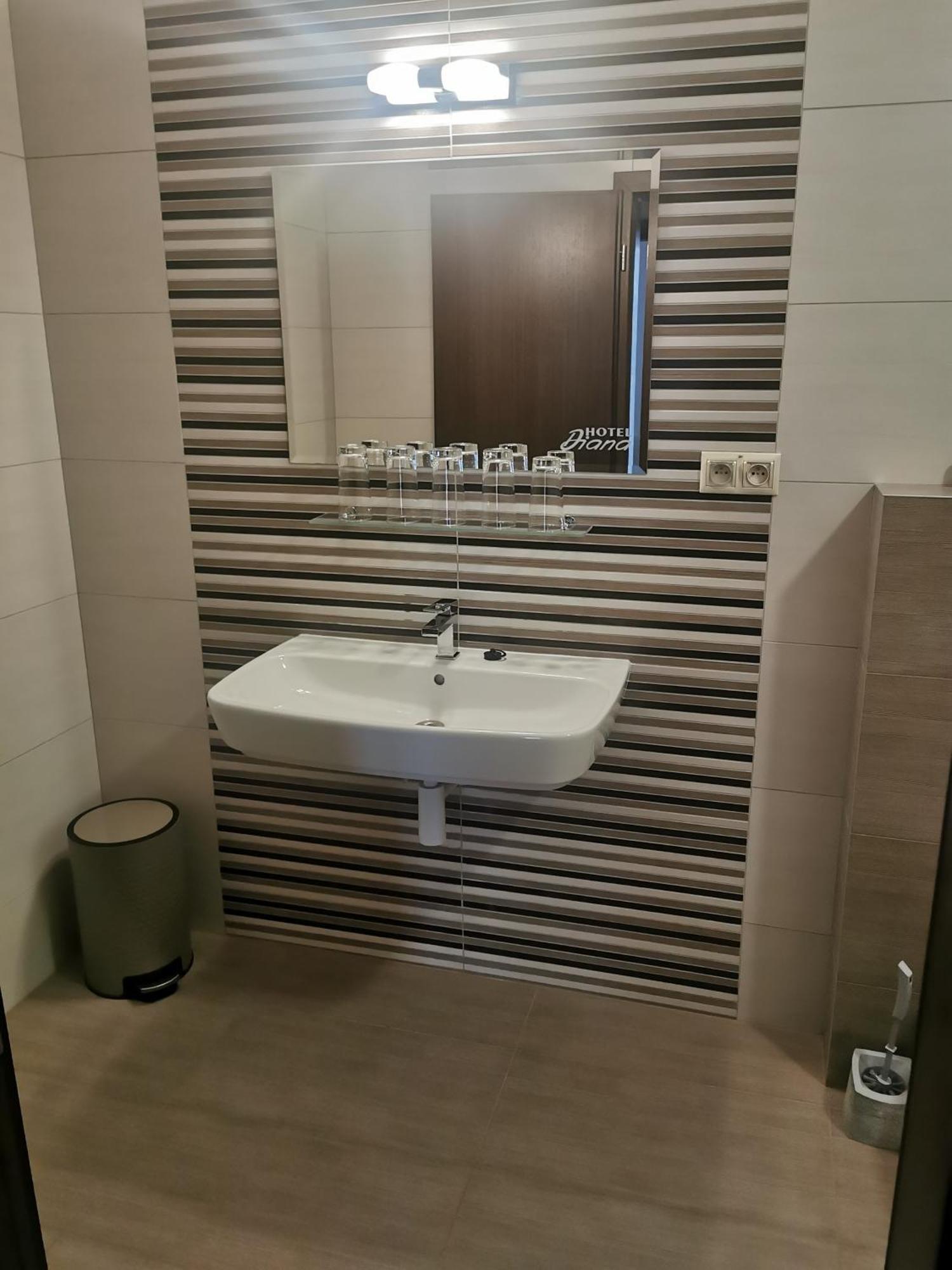 Hotel Diana Nove Mesto nad Vahom Ngoại thất bức ảnh