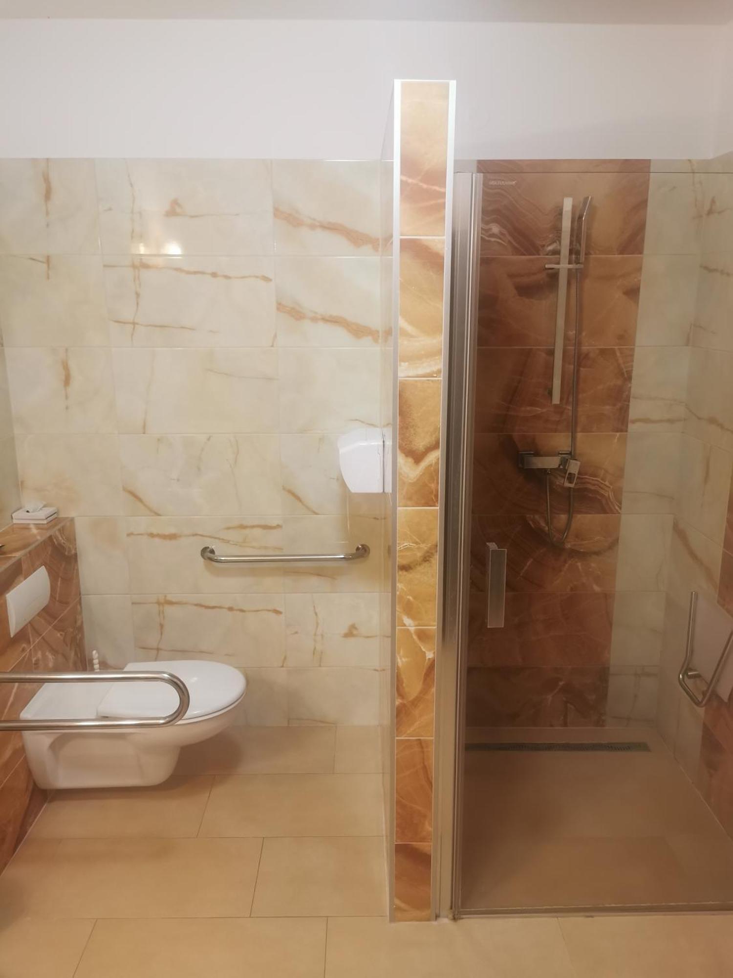 Hotel Diana Nove Mesto nad Vahom Ngoại thất bức ảnh