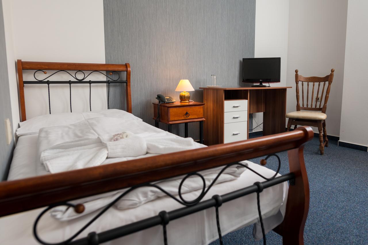 Hotel Diana Nove Mesto nad Vahom Ngoại thất bức ảnh