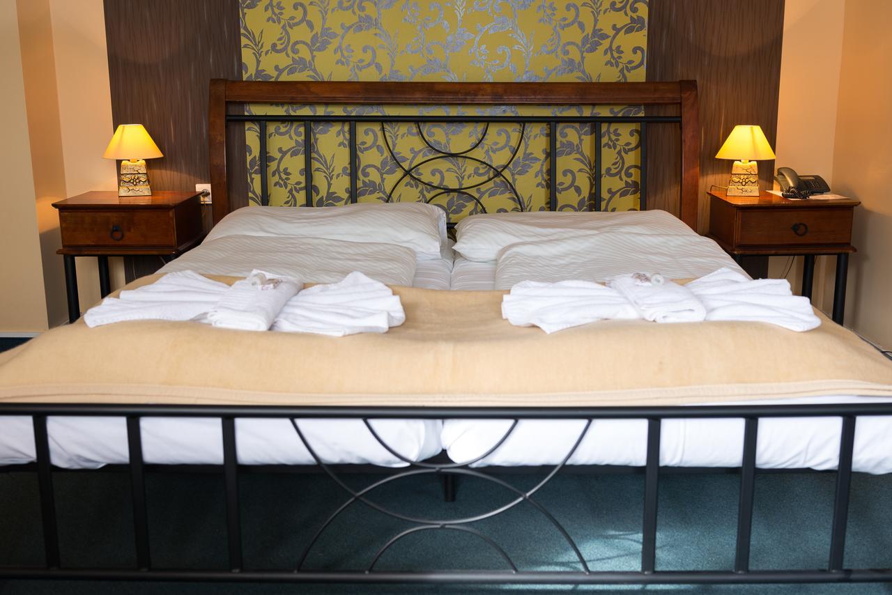 Hotel Diana Nove Mesto nad Vahom Ngoại thất bức ảnh
