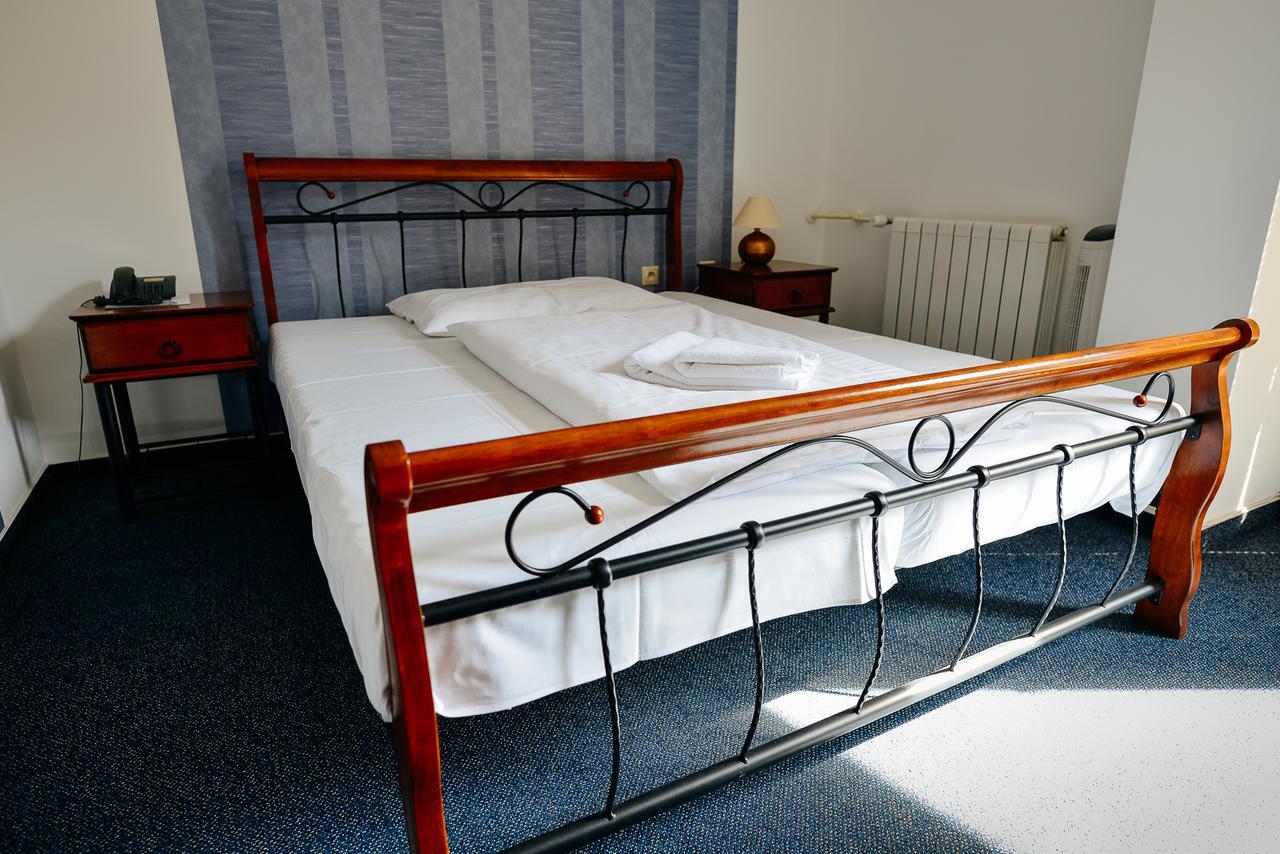 Hotel Diana Nove Mesto nad Vahom Ngoại thất bức ảnh