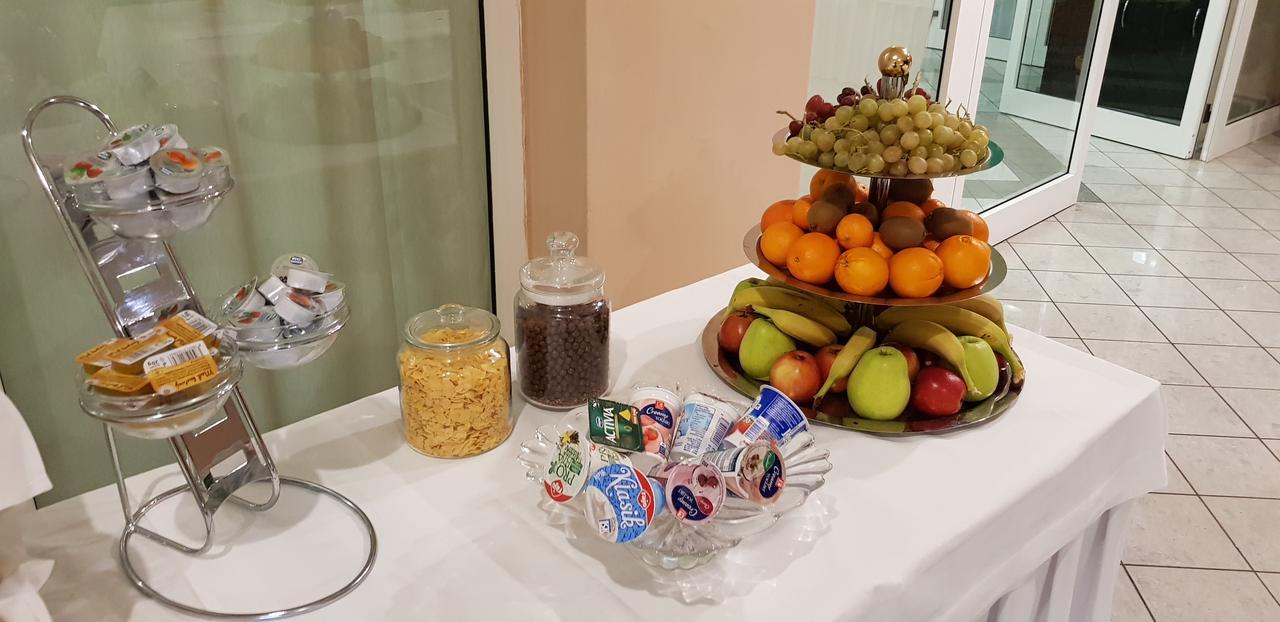 Hotel Diana Nove Mesto nad Vahom Ngoại thất bức ảnh