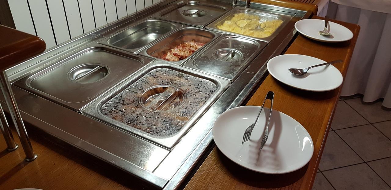 Hotel Diana Nove Mesto nad Vahom Ngoại thất bức ảnh