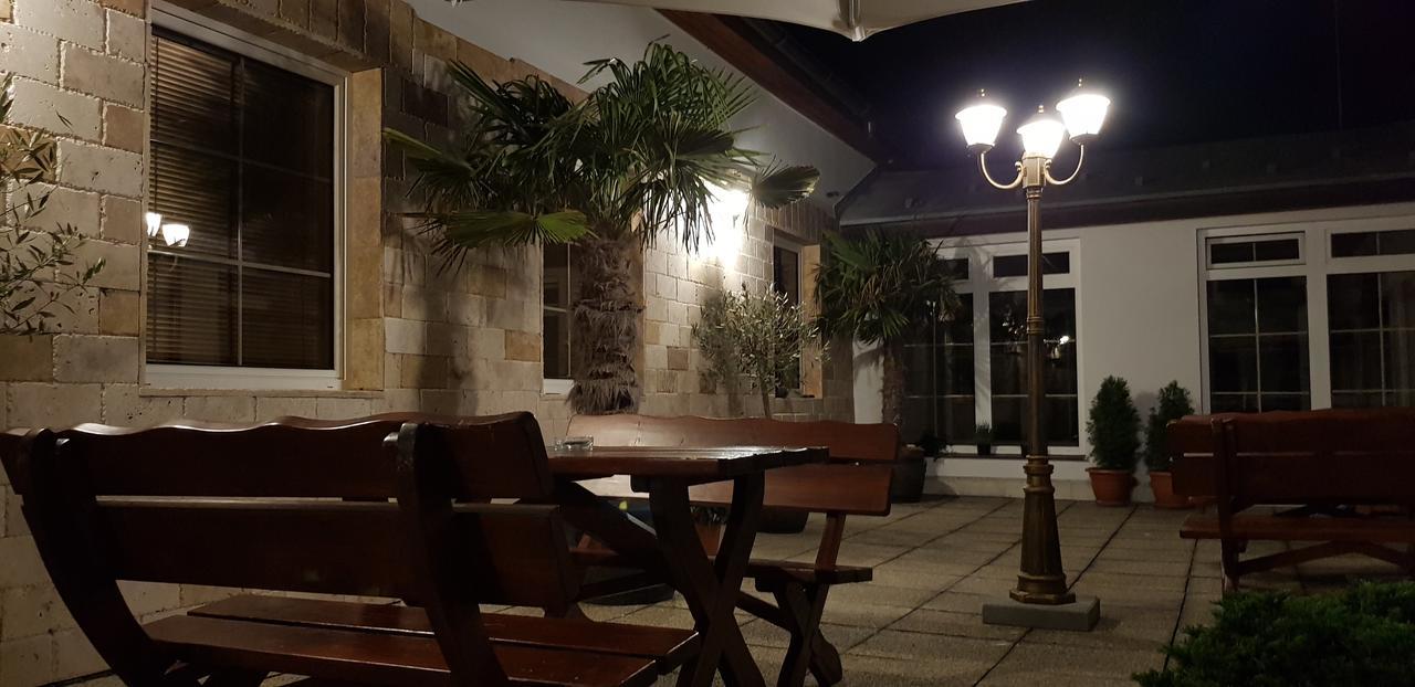 Hotel Diana Nove Mesto nad Vahom Ngoại thất bức ảnh