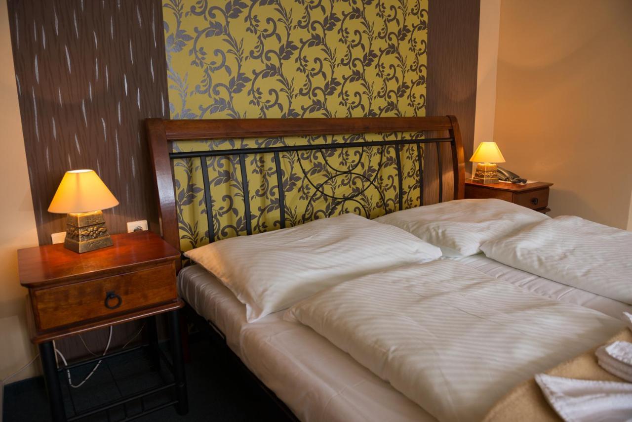 Hotel Diana Nove Mesto nad Vahom Ngoại thất bức ảnh