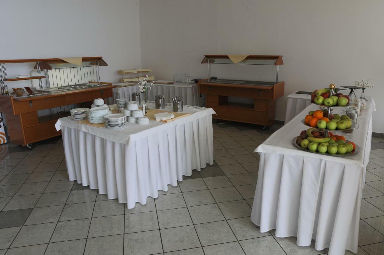 Hotel Diana Nove Mesto nad Vahom Ngoại thất bức ảnh